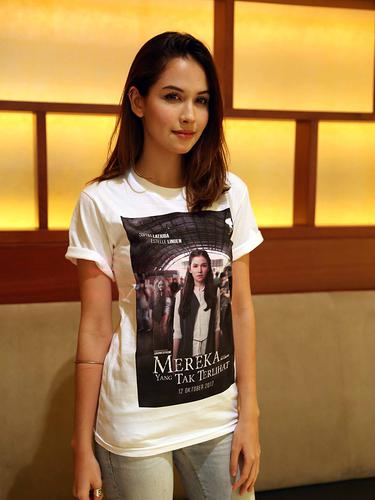 Tak Takut Estelle Linden Malah Berempati Terhadap Makhluk Astral News Entertainment Fimela Com