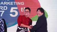 CEO TelkomSigma, Judi Achmadi (kiri), meraih The Best CMO Corporate Branding & Marketing Performance di ajang BUMN Brand & Marketign Award 2017. Foto: TelkomSigma