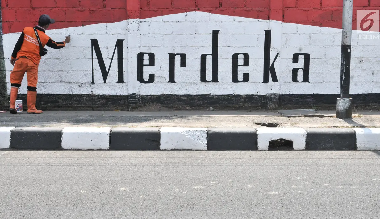 Petugas PPSU Kelurahan Pondok Bambu menyelesaikan pembuatan mural bertemakan 'Kemerdekaan Indonesia' di Jalan Kolonel Sugiono, Jakarta, Selasa (13/8/2019). Mural dalam rangka menyambut Hari Kemerdekaan pada 17 Agustus itu sekaligus mempercantik jalanan Ibu Kota. (merdeka.com/Iqbal S Nugroho)