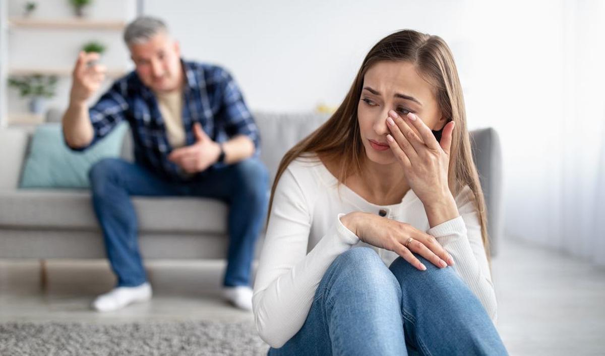 1. Pacar Buat Kamu Jauh dari Teman dan Keluarga<br>
