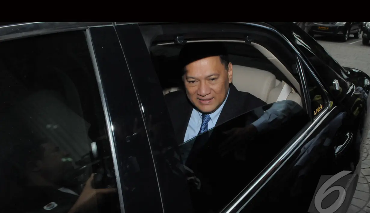 Gubernur Bank Indonesia (BI) Agus Martowardojo pergi meninggalkan Balai Kota mengendarai sedan berwarna hitam, Jakarta, Kamis (7/8/2014) (Liputan6.com/Herman Zakharia)