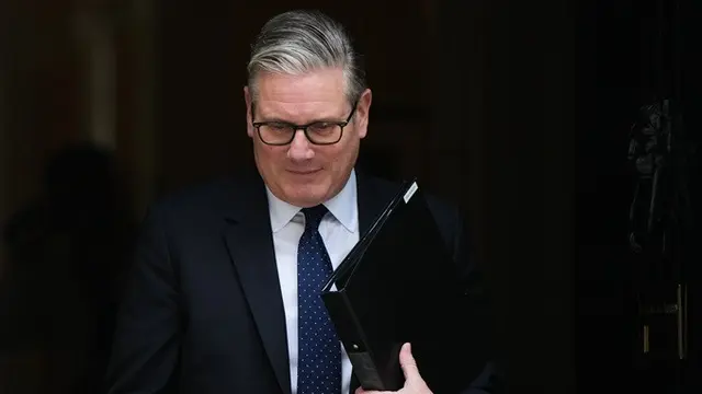 Perdana Menteri Inggris Keir Starmer berjalan keluar dari 10 Downing Street, London, Senin, 20 April 2026.