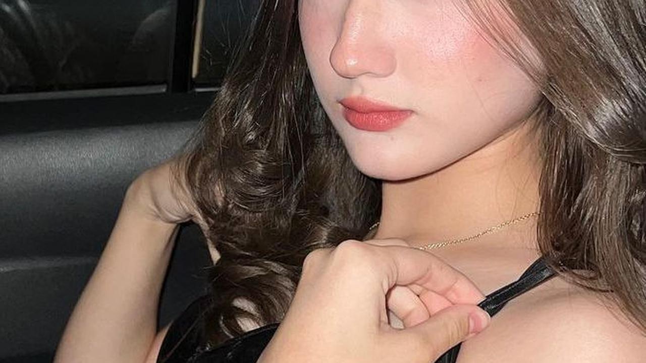 Laura juga terkenal sebagai seleb TikTok, ia memiliki banyak pengikut. Selain itu, Laura juga aktif mengunggah vlog di saluran YouTube miliknya.