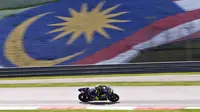 Aksi pembalap Movistar Yamaha, Valentino Rossi dalam tes pramusim MotoGP 2018 di Sirkuit Sepang, Malaysia. (AP Photo/Sadiq Asyraf)