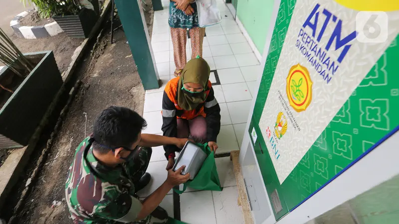 Masyarakat terdampak Covid-19 memperoleh bantuan 1,5 kg beras per orang melalui ATM Pertanian Si Komandan di Makodim 0506 Tangerang