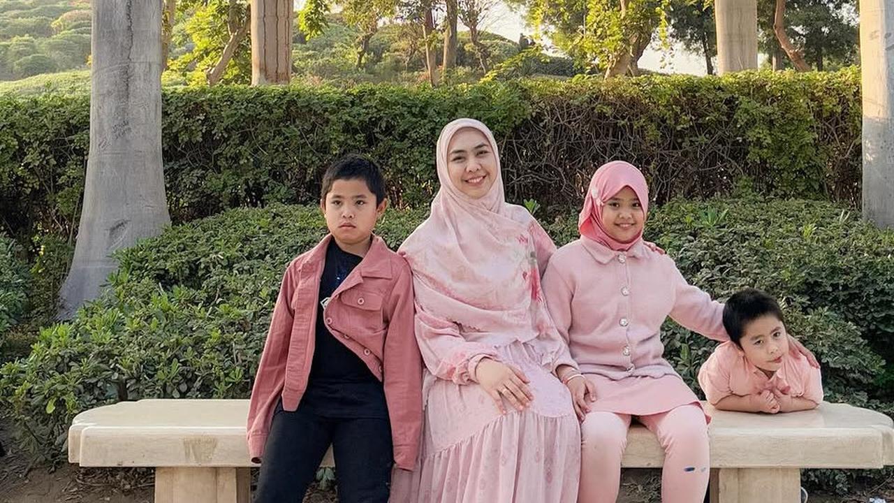 Oki Setiana Dewi Ajak Anak-Anak Main ke Taman Kairo Mesir, Ini 5 Potret Kompaknya