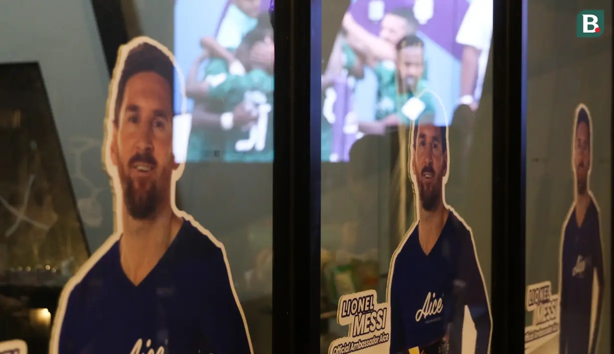 <p>Refleksi layar ketima Timnas Arab Saudi mencetak gol ke gawang Timnas Argentina saat nonton bareng Piala Dunia 2022 setelah launching produk baru Aice di Asthana Kemang, Jakarta Selatan, Selasa (22/11/2022). (Bola.com/Bagaskara Lazuardi)</p>