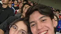 Potret El Rumi dan Syifa Hadju Nonton Chelsea di GBK Jakarta, Kumpulkan Tanda Tangan