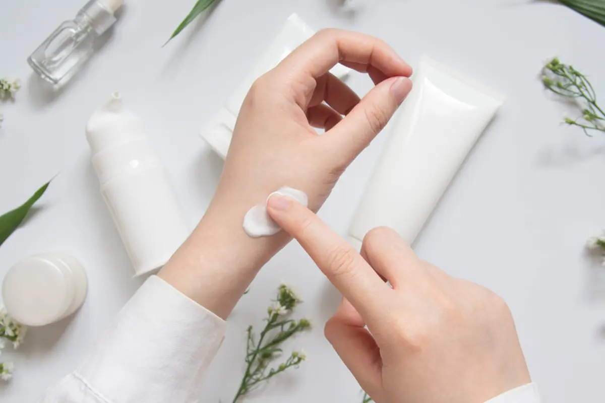 Cara Melakukan Patch Test dengan Benar, Penting Sebelum Coba-coba Produk Skincare Baru!