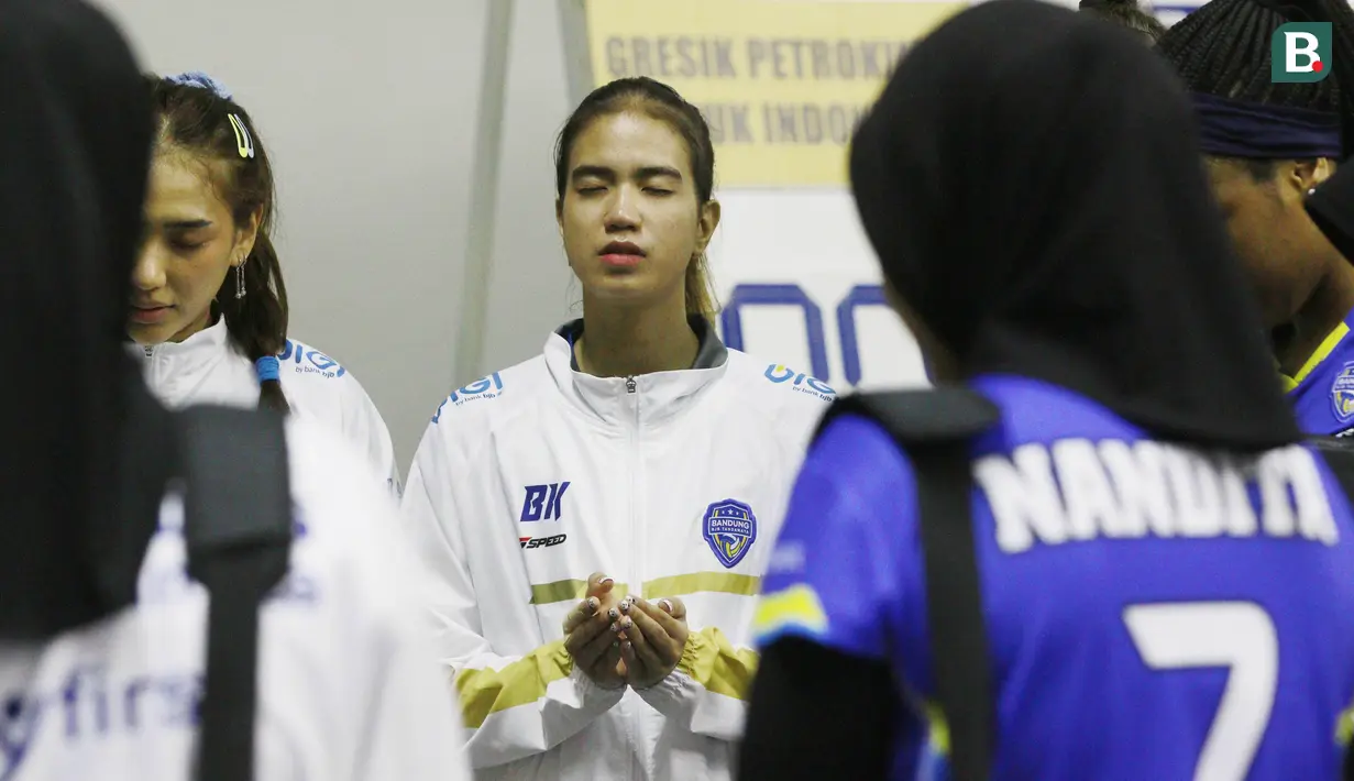 Pevoli Bandung BJB Tandamata, Shella Bernadetha, berdoa sebelum laga melawan Gresik Petrokimia Pupuk Indonesia pada final four PLN Mobile Proliga 2022 di Padepokan Bola Voli Sentul, Jumat (11/3/2022). (Bola.com/M Iqbal Ichsan)