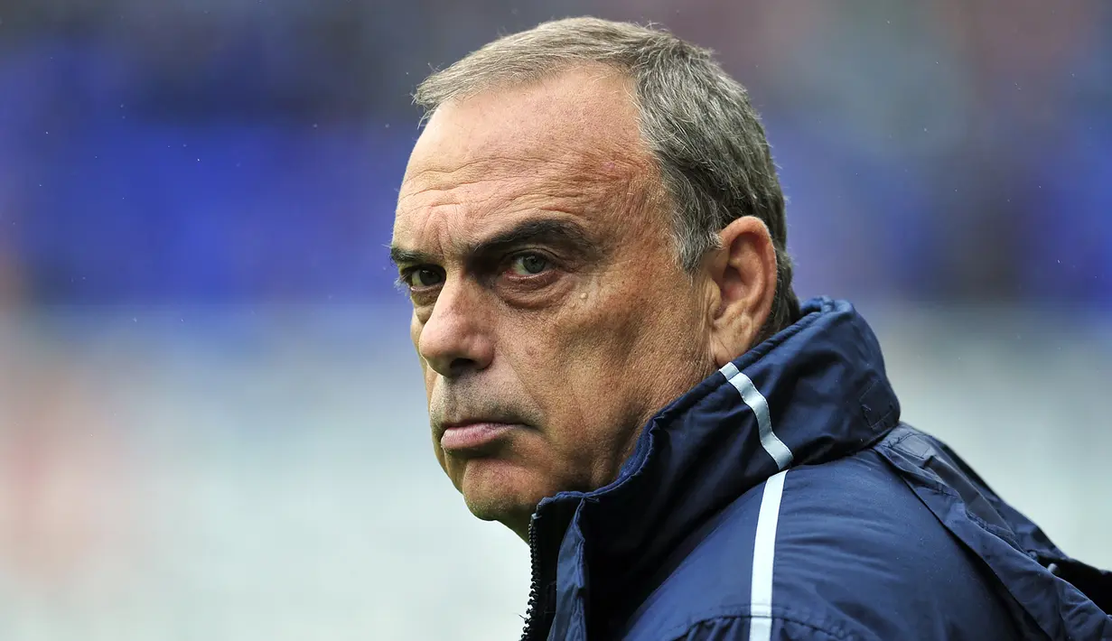 Avram Grant. Pelatih asal Israel berusia 66 tahun ini telah menangani 3 klub EPL, yaitu Chelsea, Portsmouth dan West Ham. Prestasi terbaiknya adalah pada 2007/2008 saat menjadi runner-up Liga Champions bersama Chelsea usai dikalahkan Manchester United via adu penalti. (AFP/Glyn Kirk)
