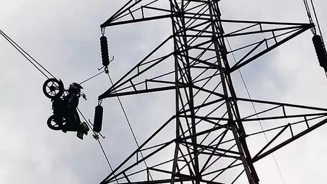 10 Potret Absurd Benda Nyangkut di Kabel Listrik, Ada Jemuran Hingga Mobil