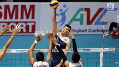 Pevoli putra Tiongkok, Daoshuai Ji melakukan smes saat melawan Thailand di Kejuaraan Voli Asia 2017 ke-16 di GOR Tri Dharma, Gresik, Senin (24/7). Tiongkok unggul tiga set langsung 25-19, 29-27, 25-13. (Liputan6.com/Helmi Fithriansyah)