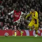 Penyerang Arsenal, Nicola pepe (kiri) membawa bola dari kejaran pemain Crystal Palace, James McArthur pada pertandingan lanjutan Liga Inggris di Stadion Emirates, London, Selasa (19/10/2021). Arsenal bermain imbang atas Crystal Palace 2-2. (AP Photo/Alastair Grant)