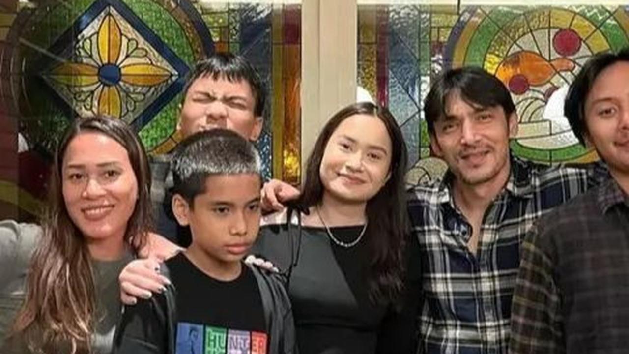 Kehadiran anak kelima tentu menjadi berkah tersendiri bagi keluarga Abimana Aryasatya, yang dipenuhi dengan keceriaan dan kasih sayang.<br>