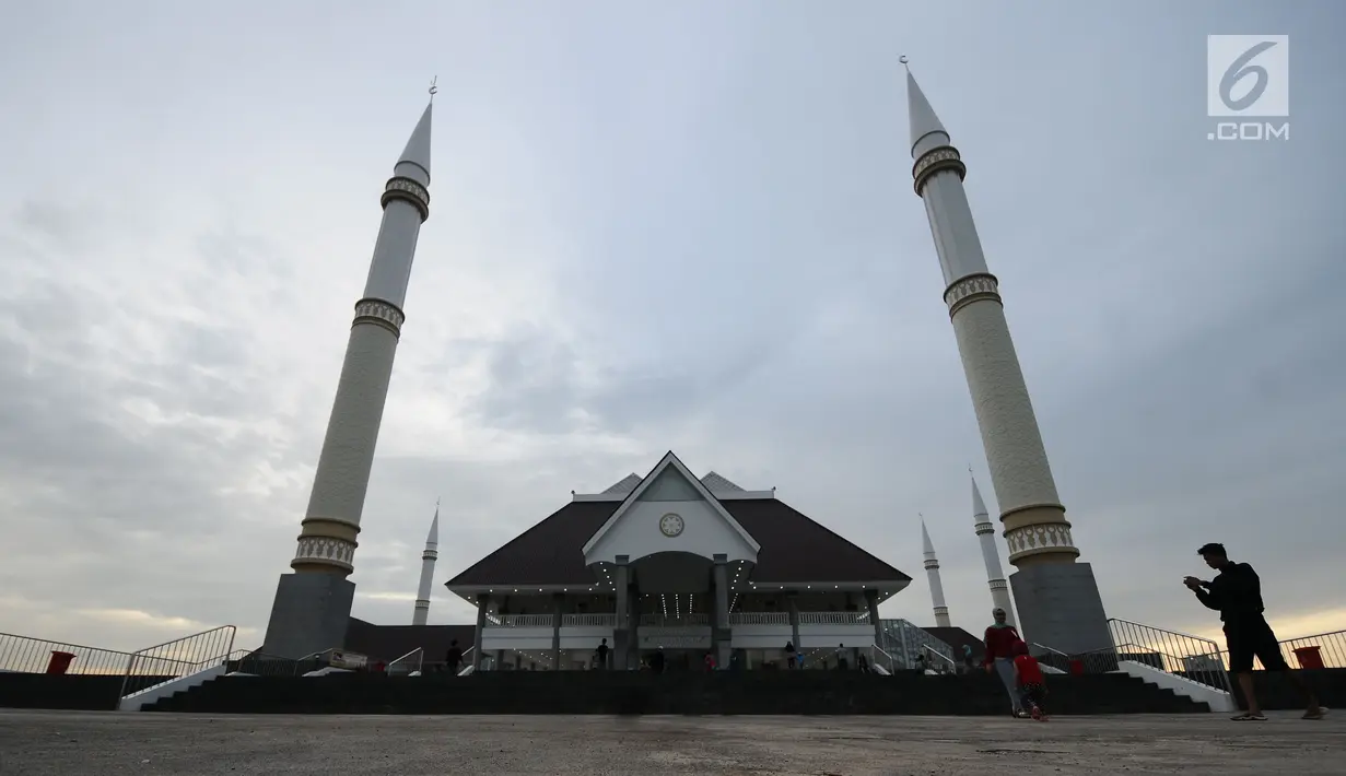 Warga melintas di sekitar halaman Masjid Raya KH Hasyim Asyari Jakarta, Senin (29/5). Di hari ketiga Ramadan belum nampak kegiatan menonjol yang diadakan saat menanti datangnya waktu berbuka puasa. (Liputan6.com/Helmi Fithriansyah)