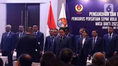 Ketua Umum PSSI, Erick Thohir (tengah) dan jajaran PSSI lainnya saat dilantik di Hotel Fairmont, Senayan, Jakarta, Jumat (26/5/2023) siang. (Liputan6.com/Herman Zakharia)