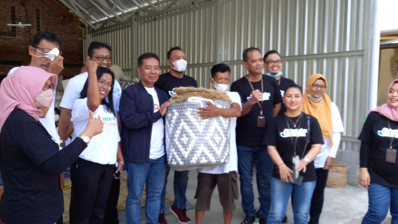 Rumah Kerajinan Yu Payem berusaha mencari bantuan kepada bank BRI untuk mendapatkan pinjaman agar usaha anyamannya terus bertahan.