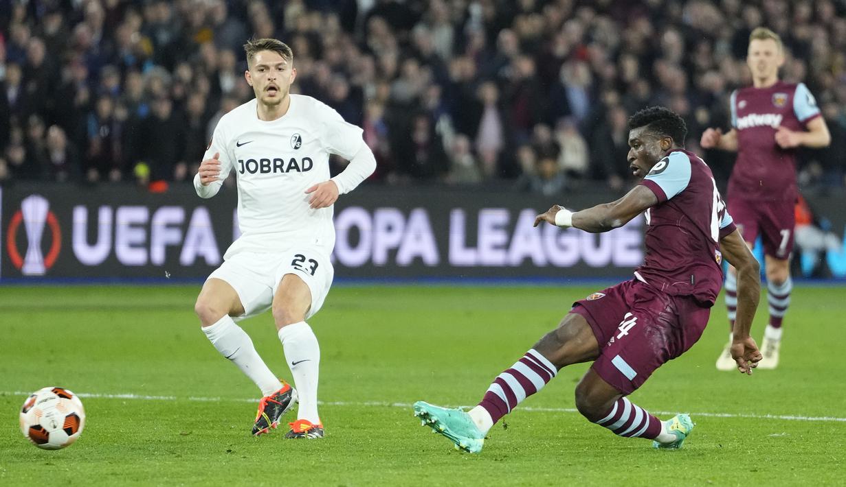 Pemain West Ham, Mohammed Kudus mencetak gol keempat timnya ke gawang Freiburg pada laga leg kedua 16 besar Liga Europa 2023/2024 di London Stadium, Inggris, Jumat (15/03/2024) dini hari WIB. (AP Photo/Kirsty Wigglesworth)