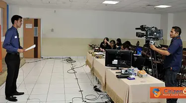 Citizen6, Jakarta: Seorang peserta lomba presenter membaca narasi dalam SCTV Goes to Campus di Kampus Universitas Bina Nusantara di Jakarta, Kamis (1/3). (Pengirim: Ali Romdhoni)