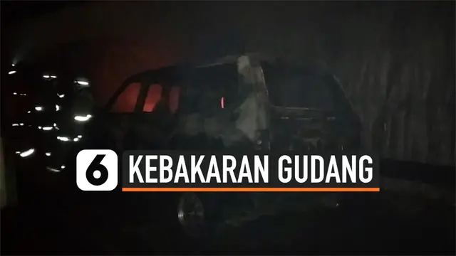 VIDEO: Kebakaran Gudang di Cakung, Petugas Cegah Api ke Permukiman