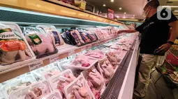 Pengunjung melihat rak daging saat berbelanja di salah satu toko swalayan, Jakarta, Minggu (24/4/2022). Pemprov DKI Jakarta memastikan ketersediaan stok pangan aman menjelang Hari Raya Idul Fitri atau Lebaran 2022. (Liputan6.com/Johan Tallo)
