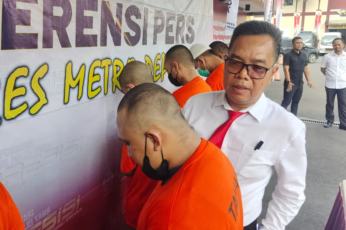 Wakasat Reskrim Polres Metro Depok AKP Nirwan Pohan saat menanyakan salah satu pelaku penganiaya tahanan kasus pemerkosaan hingga meninggal dunia di Polres Metro Depok.