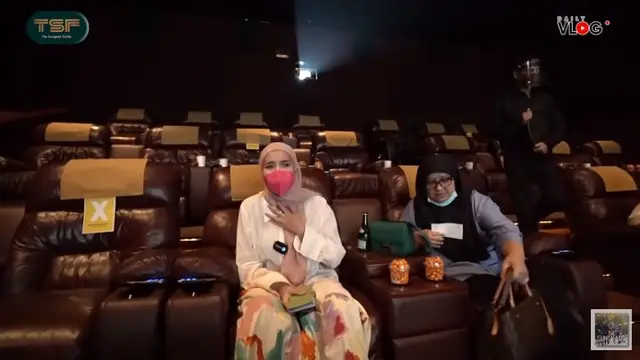 Zaskia Sungkar Nobar Karyawan di Bioskop