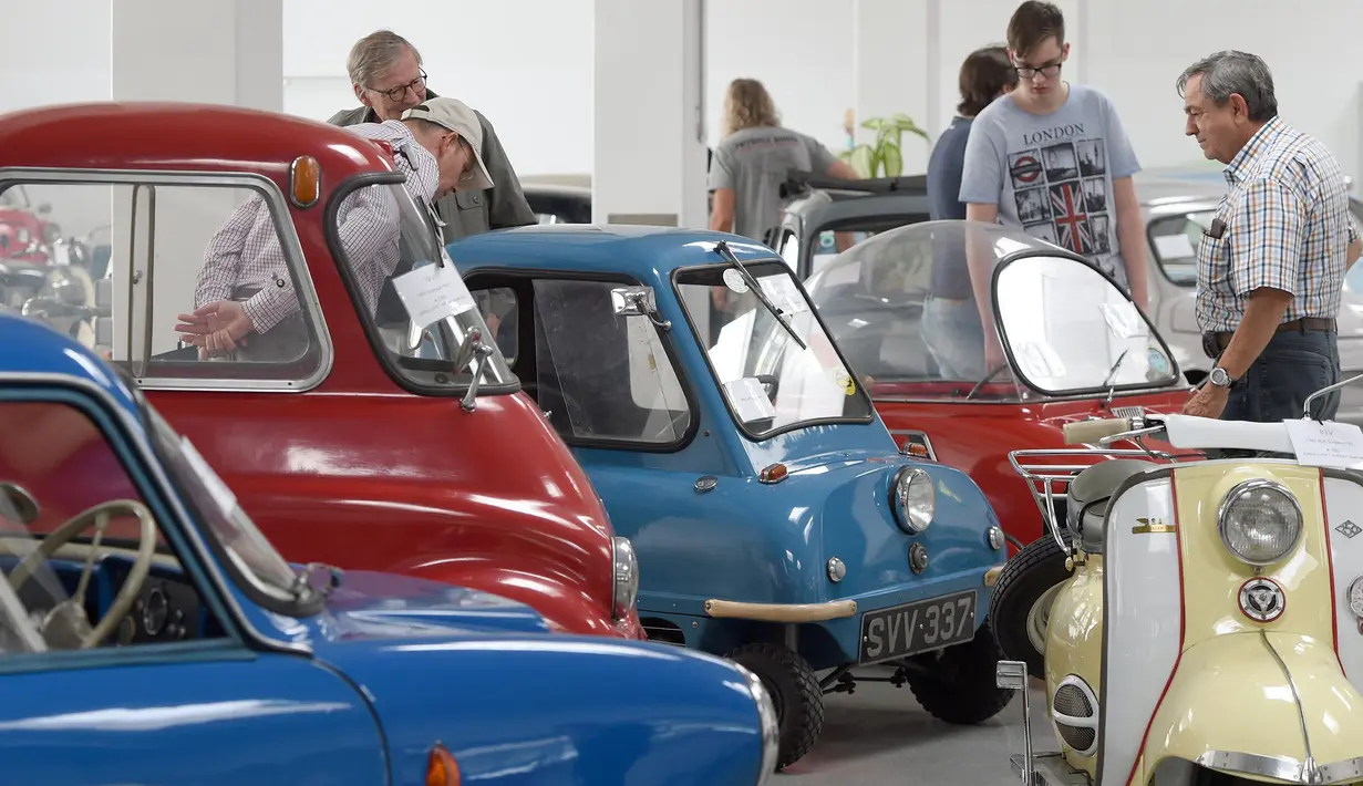 Para pengunjung melihat koleksi mobil klasik "mini" yang dipamerkan di aula rumah lelang Dorotheum di Wina, Austria, pada 8 Juli 2020. Warga dapat melihat koleksi mobil tersebut di Dorotheum Motor Vehicle Centre secara gratis dari Senin hingga Jumat. (Xinhua/Guo Chen)