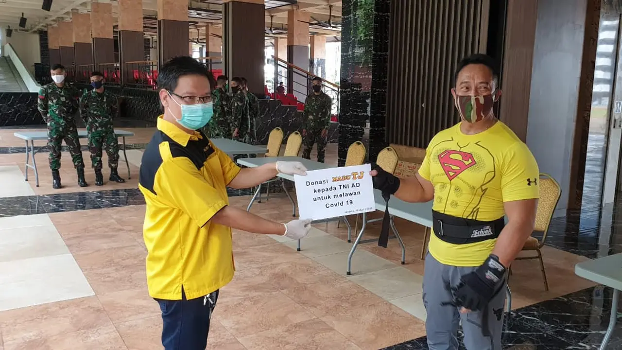 KSAD Jendral TNI Andika Prakasa menerima bantuan madu untuk tenaga medis Covid-19.