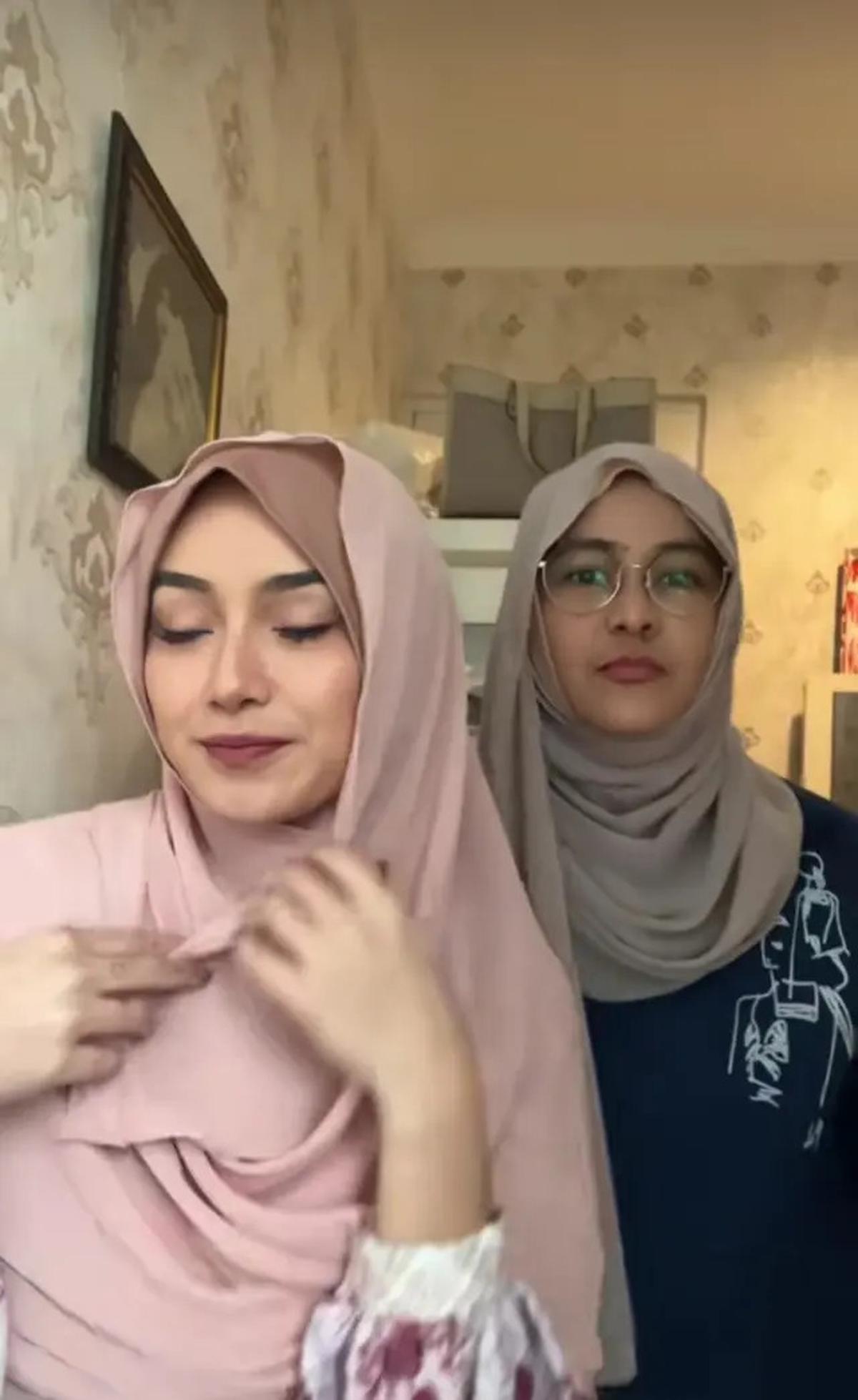 7 Potret Dara dan Mita Band Rock The Virgin Berhijab, Tampil Kalem