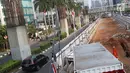 Kondisi tiang monorel di Jalan HR Rasuna Said, Kuningan, Jakarta, Jumat (18/8). Pembongkaran tiang itu dilakukan untuk perluasan jalan, terkait dimulainya pembangunan proyek light rail transit (LRT). (Liputan6.com/Immanuel Antonius)