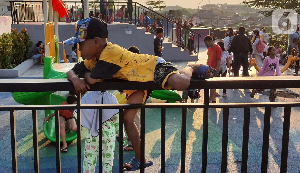 Anak-anak bermain di area bermain tanpa abaikan protokol kesehatan di Community Center, Pamulang Barat, Tangerang Selatan, Senin (27/7/2020). PSBB Tangerang Raya diperpanjang hingga 8 Agustus untuk meningkatkan kedisiplinan warga yang dinilai sudah menurun. (Liputan6.com/Fery Pradolo)