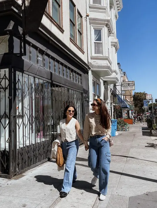 Gaya kasualnya begitu memikat. Mengenakan vest dan denim, ia terlihat begitu stylish. [Foto: Instagram/ Aruanmarsha]