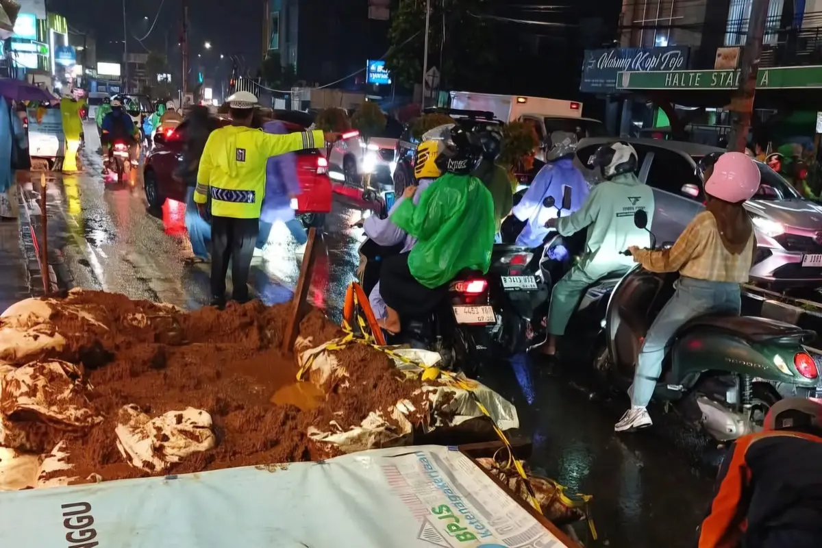 Proyek galian kabel di Depok. (Liputan6.com/Dicky Agung Prihanto)