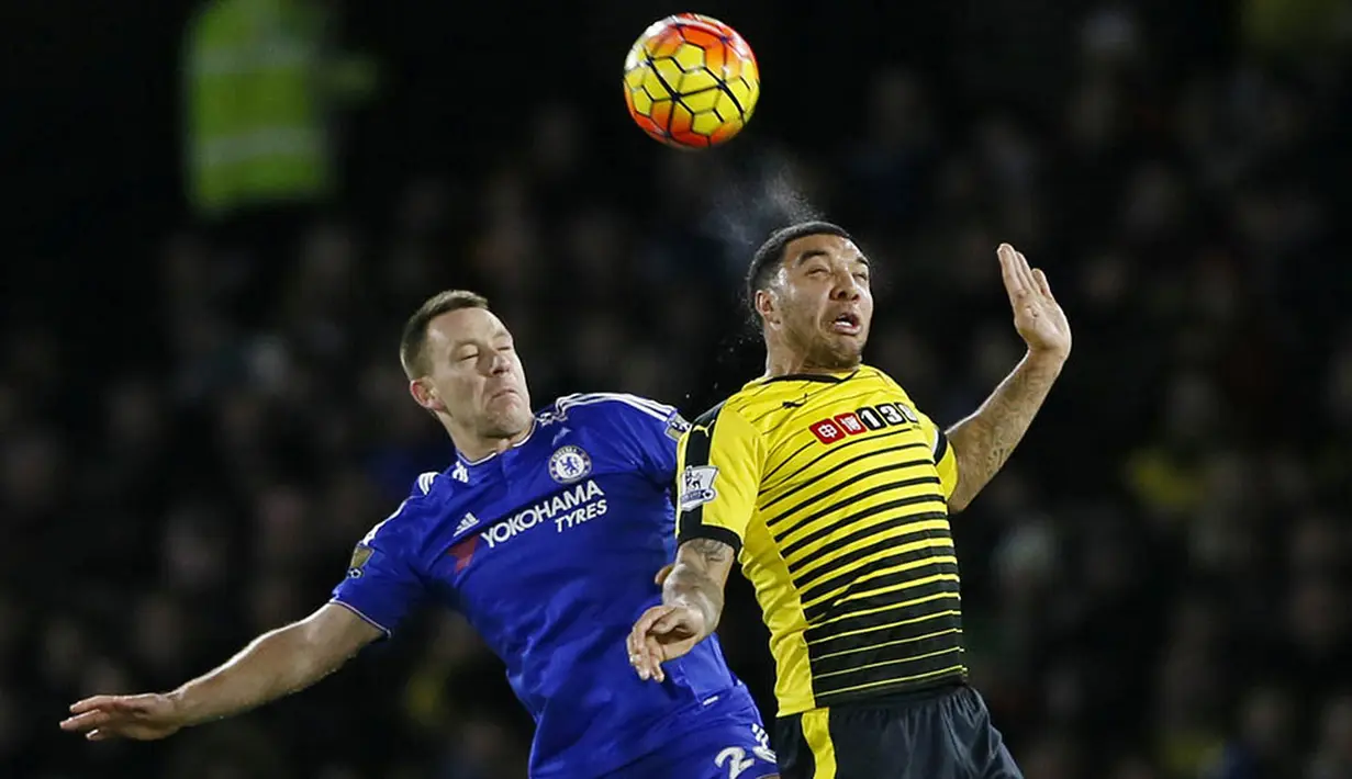 Bek Chelsea, John Terry, duel udara dengan striker Watford, Troy Deeney, pada laga Liga Premier Inggris. Akibat hasil imbang itu The Blues tertahan di peringkat ke-13. (Reuters/Stefan Wermuth)