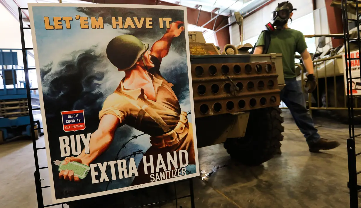 Pengunjung melewati poster Perang Dunia II yang diadaptasi untuk perjuangan melawan COVID-19 di Museum of American Armor di Plainview, New York, 15 Agustus 2020. Pameran poster Perang Dunia II yang kini diadaptasi itu untuk mengingatkan pengunjung agar waspada terhadap COVID-19. (Xinhua/Wang Ying)
