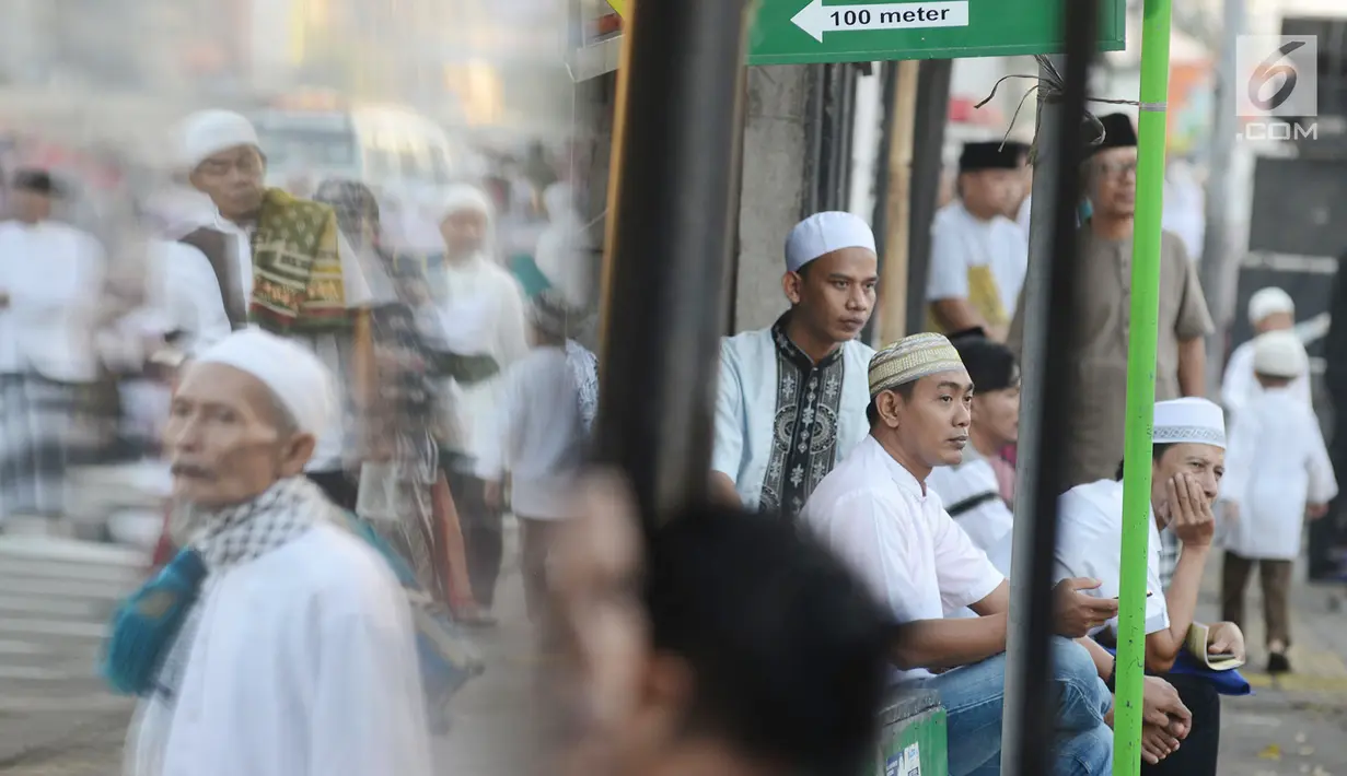 Umat muslim duduk-duduk menunggu pelaksanaan salat Idul Fitri 1 Syawal 1440 Hijriah di Jatinegara, Jakarta,Rabu (5/6/2019). Pelaksanaan salat Idul Fitri di lokasi ini diikuti oleh ribuan jemaah. (merdeka.com/Imam Buhori)