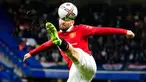 Pemain Manchester United Luke Shaw menendang bola saat melawan Manchester United pada pertandingan sepak bola Liga Inggris di Stadion Stamford Bridge, London, Inggris, 22 Oktober 2022. Pertandingan berakhir imbang dengan skor 1-1. (AP Photo/Frank Augstein)