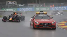 Tak kunjung membaik, Race Director akhirnya memutuskan untuk kembali balapan setelah lebih dari tiga jam tertunda. Semua pembalap akhirnya bisa kembali melakukan balapan dengan panduan safety car. (Foto: AP/Francisco Seco)