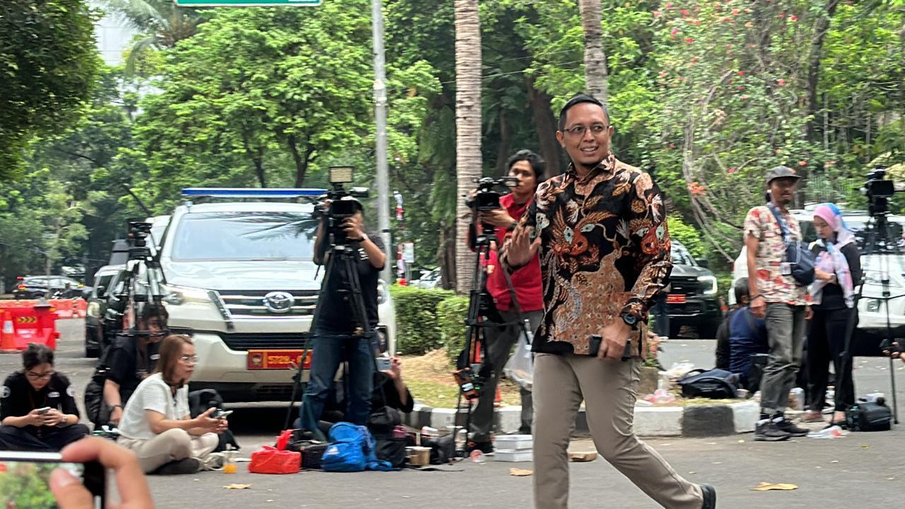 Kepala Kantor Komunikasi Kepresidenan Hasan Nasbi turut hadir ke Kertanegara, Jakarta Selatan dipanggil oleh Presiden RI Terpilih Prabowo Subianto di kediamannya tersebut, Selasa (15/10/2024).