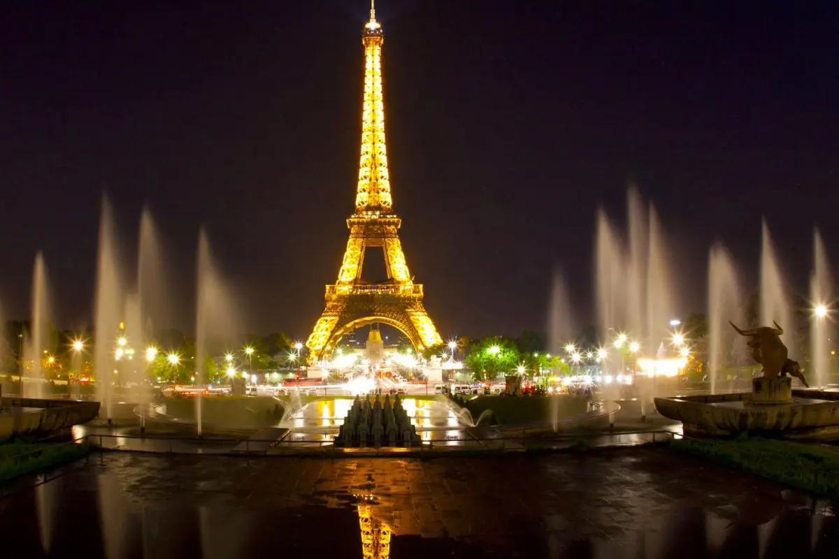 Jadilah Orang Pertama yang Bisa Tidur di Menara Eiffel