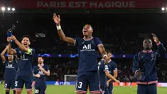 Presnel Kimpembe merupakan jebolan akademi PSG yang mampu dipercaya di skuat utama Les Parisiens. Musim ini, ia sukses mencatatkan 41 penampilan dengan mencetak 2 gol dan 1 assist serta mengantarkan Les Parisiens menjadi juara Ligue 1 2021/2022. (AFP/Franck Fife)