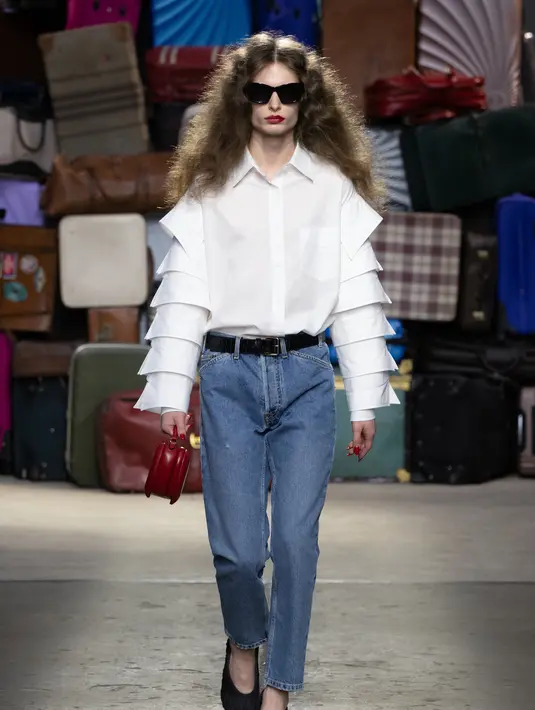 Arsip Moschino tahun 1990an, seperti cetakan bunga, bola kaki, dan pizza yang dibuat di Italia, ditafsirkan dan dikerjakan ulang. [Foto: Document/Moschino]
