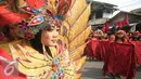 Peserta mengikuti karnaval pembukaan Hari Tari Dunia di kampus ISI Surakarta, Kamis (28/4). Sejumlah penari akan berpartisipasi menari selama 24 jam. (Liputan6.com/Boy Harjanto)