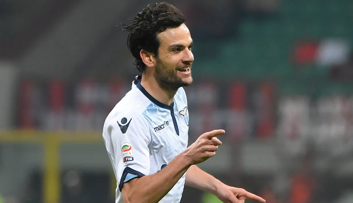 Gelandang Lazio, Marco Parolo melakukan selebrasi usai mencetak gol kegawan Lazio pada Liga Serie A Italia di Stadion San Siro (21/3). AC Milan bermain imbang dengan Lazio dengan skor 1-1. (AFP/Olivier Morin)