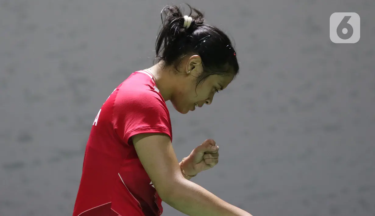 Pebulu tangkis tunggal putri Indonesia Gregoria Mariska Tunjung saat melawan Phittayaporn Chaiwan (Thailand) pada kualifikasi Indonesia Masters 2022 di Istora Senayan, Jakarta, Rabu (8/6/2022). Gregoria Mariska unggul dengan skor 21-14 dan 21-15. (Liputan6.com/Helmi Fithriansyah)