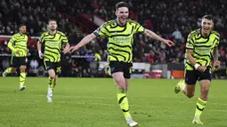 Pemain Arsenal, Declan Rice, melakukan selebrasi setelah mencetak gol ke gawang Sheffield United pada dalam laga pekan 27 Premier League 2023/2024 yang dihelat di Bramall Lane, Selasa (5/3/2024). Berkat hasil ini, Arsenal dengan poin 61 pun mampu kembali menjaga jarak dua poin dari sang pemuncak klasemen, Liverpool. (AP Photo/Rui Vieira)