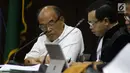 Terdakwa korupsi komisi kegiatan fiktif agen PT Asuransi Jasindo dalam pengadaan asuransi pada BP Migas-KKKS 2010-2012 dan 2012-2014, Budi Tjahjono (kiri) saat menjalani sidang di Pengadilan Tipikor, Jakarta, Rabu (30/1). (Liputan6.com/Helmi Fithriansyah)