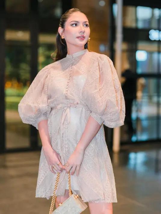 Momen Jessica Mila menghadiri acara fashion. Ia memamerkan baby bumpnya yang mulai membesar dalam balutan dress rancangan desainer. Kecantikan Jessica Mila sebagai calon ibu baru terpancar nyata. [Foto: Instagram/jscmila]